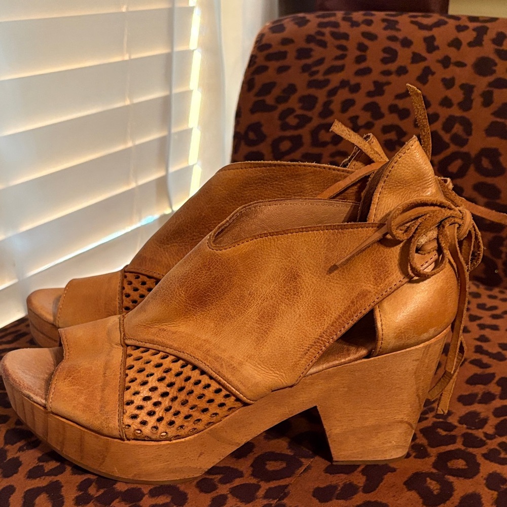 Free People Luggage Tan Leather w/Wood Platform Sandals - Picture 3 of 8